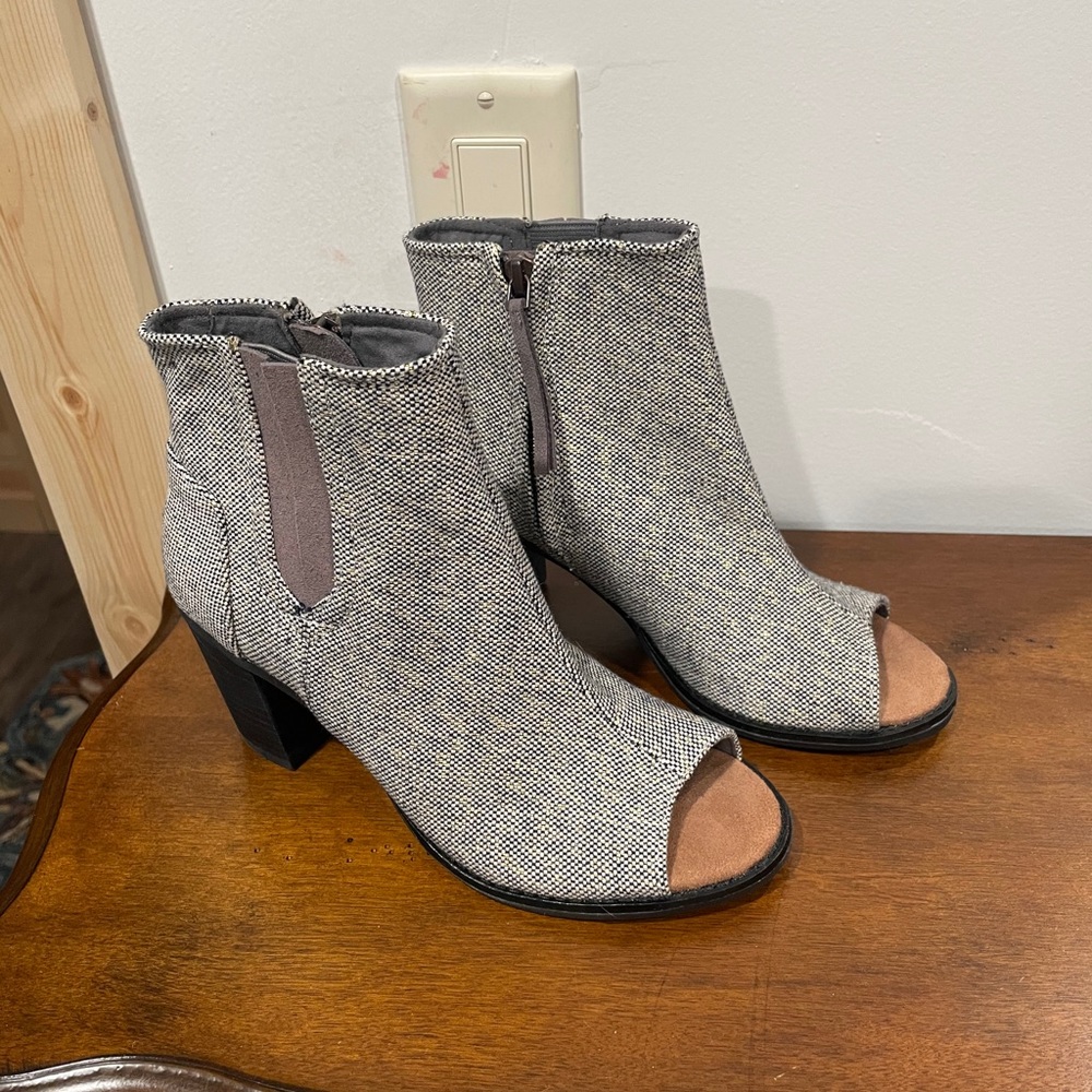 TOMS boots NWOT